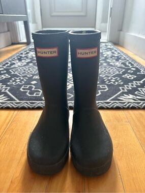 Hunter Black Matte Rubber Mid-Calf Rain Boots with Red Logo